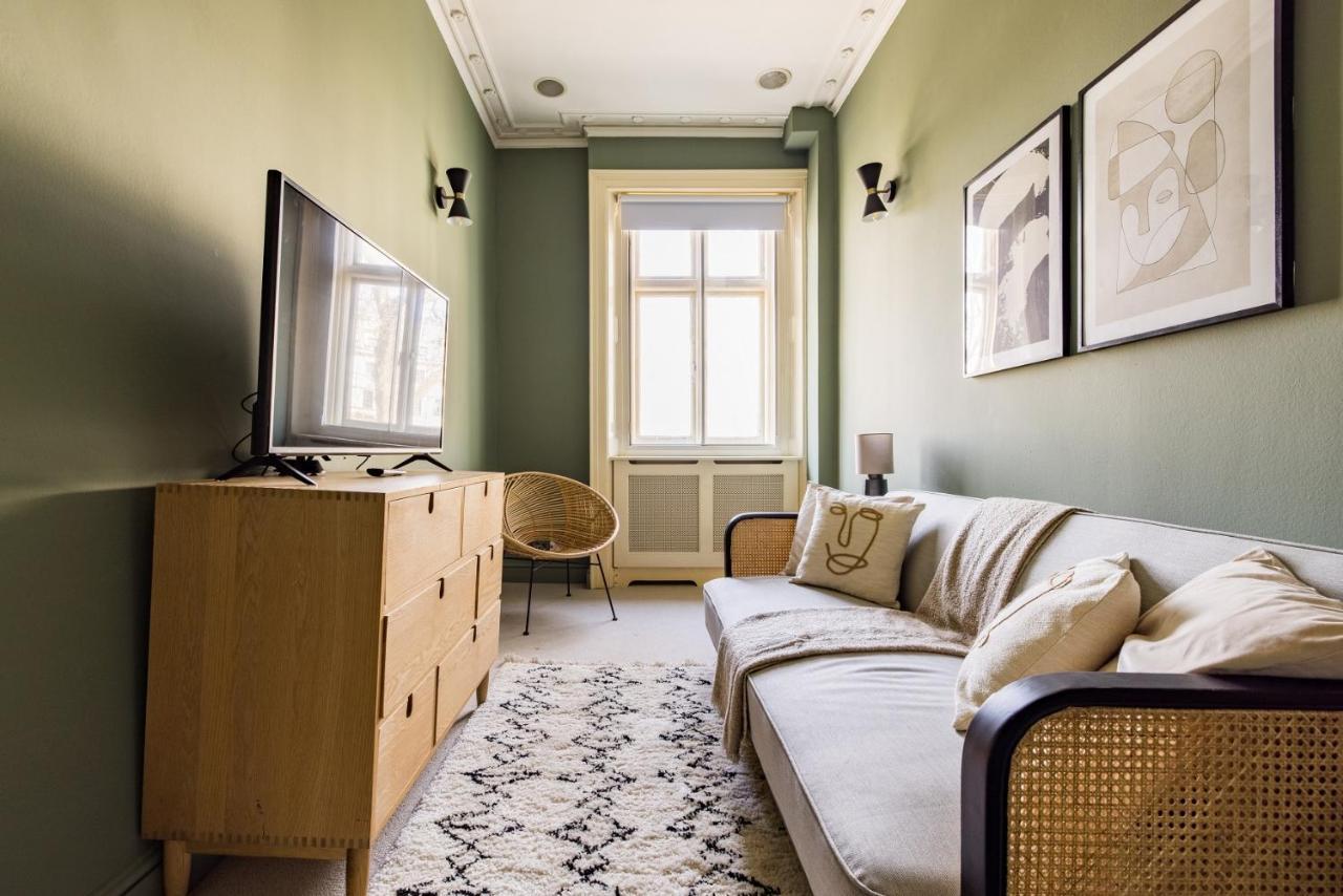 ロンドンThe Sussex Garden Retreat - Elegant 2Bdr Flatアパートメント エクステリア 写真
