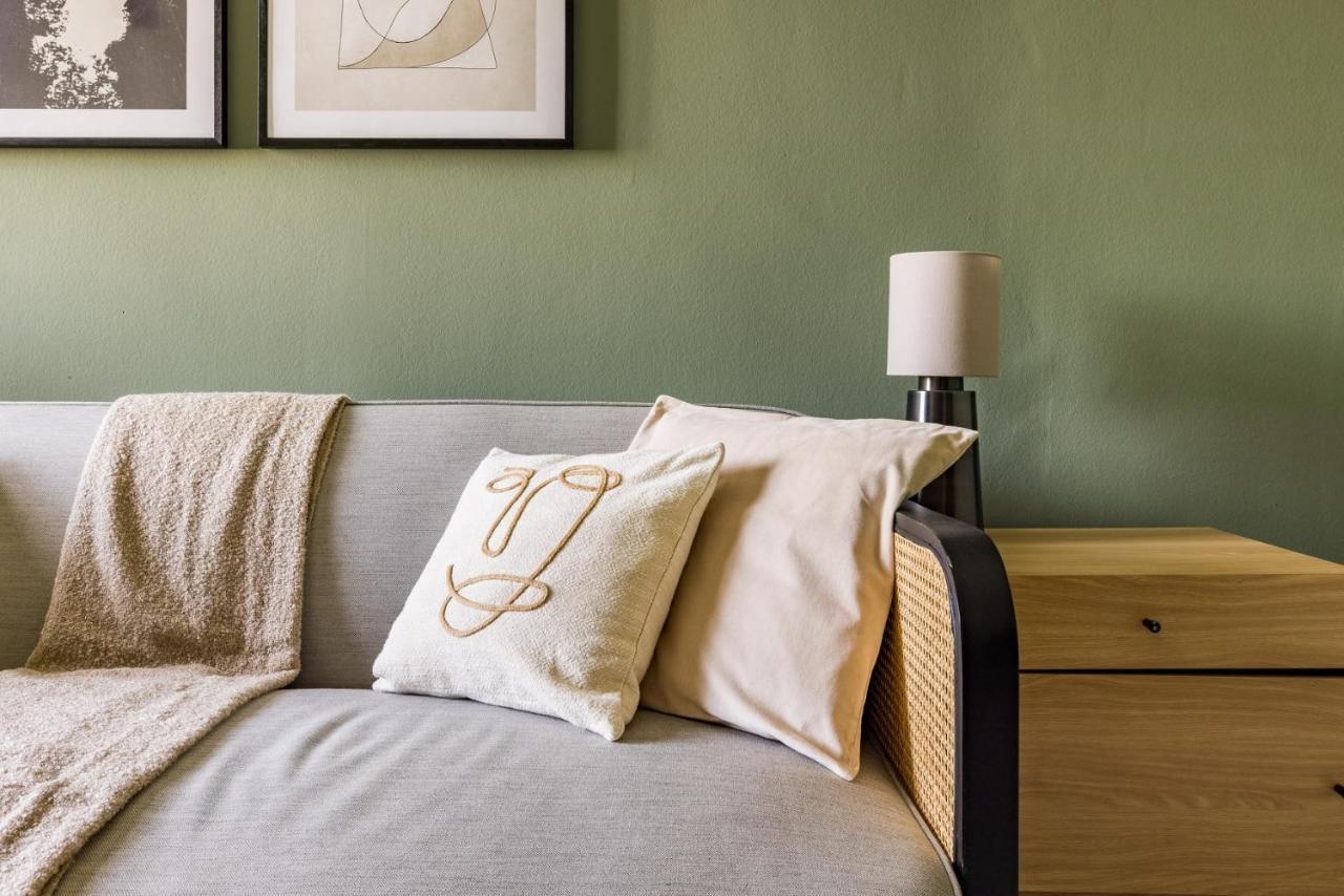 ロンドンThe Sussex Garden Retreat - Elegant 2Bdr Flatアパートメント エクステリア 写真